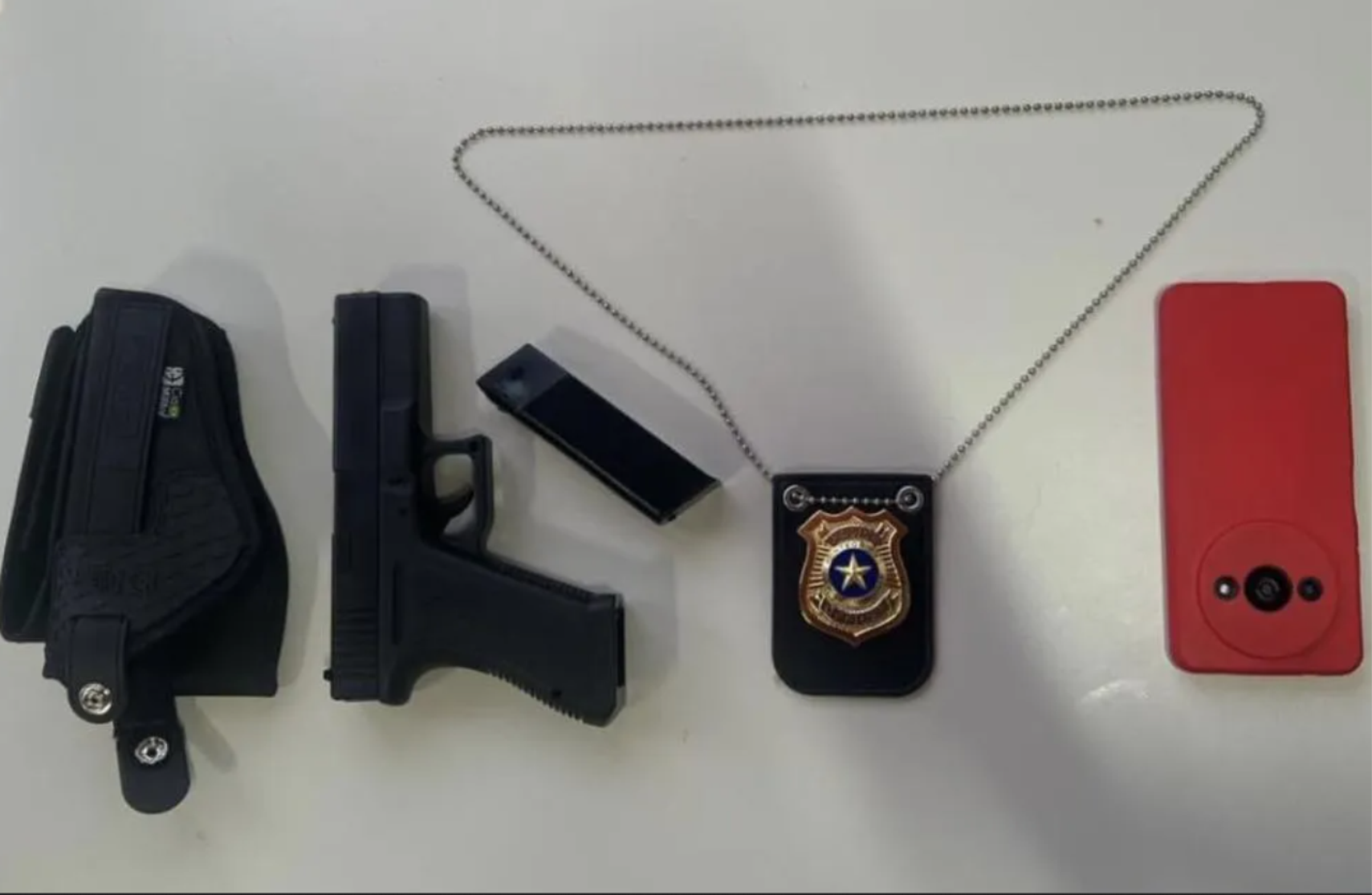 Homem é detido em Rio do Pires com arma e distintivo falsos