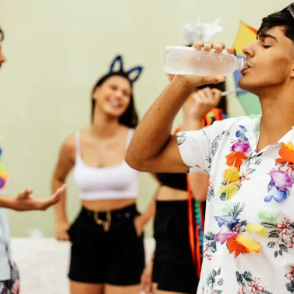Carnaval exige atenção com hidratação e risco de insolação neste verão