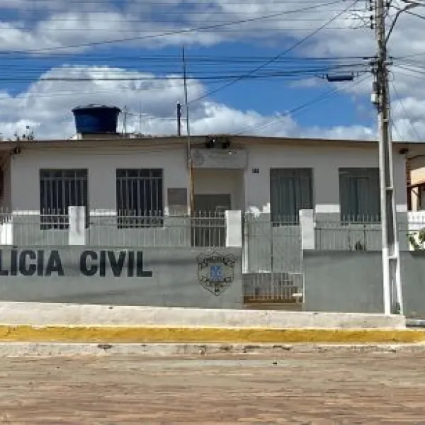 Mulher de 41 anos é conduzida à delegacia após esfaquear homem de 44 anos em Tanhaçu