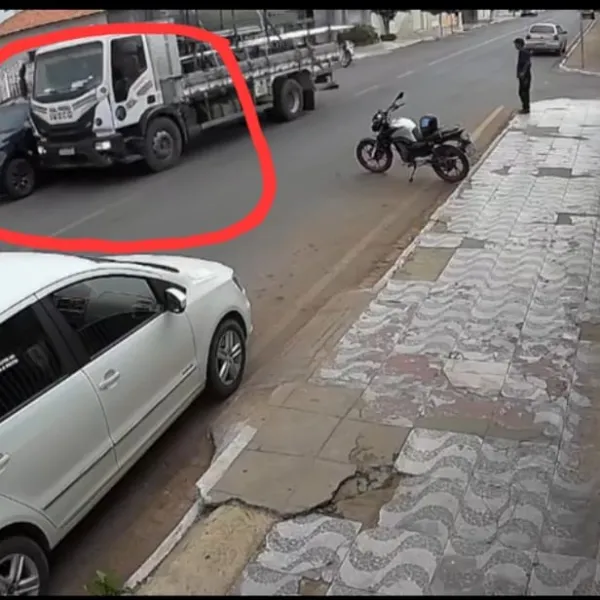 Acidente envolvendo caminhão é registrado no Centro de Livramento