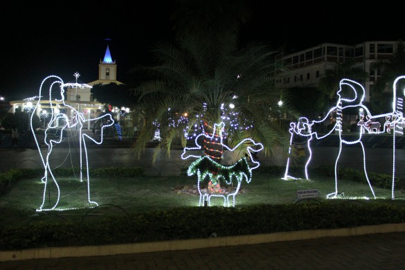 Luzes de natal encantam na praça Dom Hélio Pascoal 