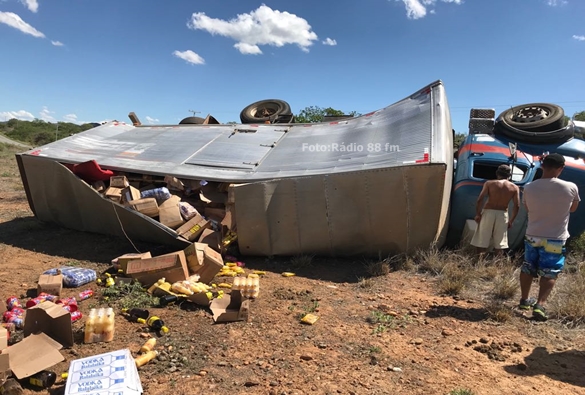 Caminhão tomba na BA-148 nas proximidades do Bairro Osório