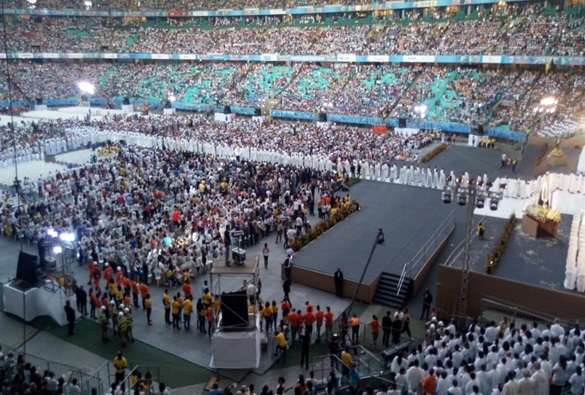Quase 50 mil pessoas lotam Fonte Nova na celebração pela canonização de Irmã Dulce; livramentenses relatam emoção de estarem na celebração