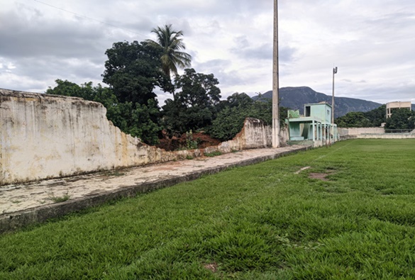 ALERTA: Muro do fundo do estádio Dr. Edilson Pontes apresenta risco de desabamento 