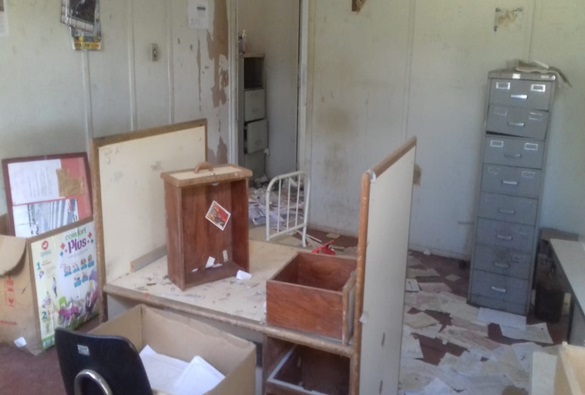 Quantidade de mato toma conta na antiga sede do Ciretran e moradores próximos ao imóvel temem incêndio