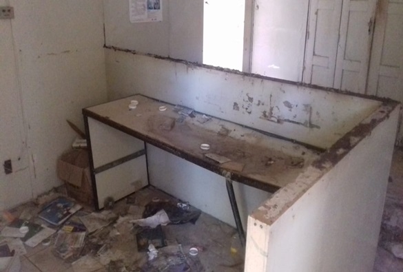 Quantidade de mato toma conta na antiga sede do Ciretran e moradores próximos ao imóvel temem incêndio