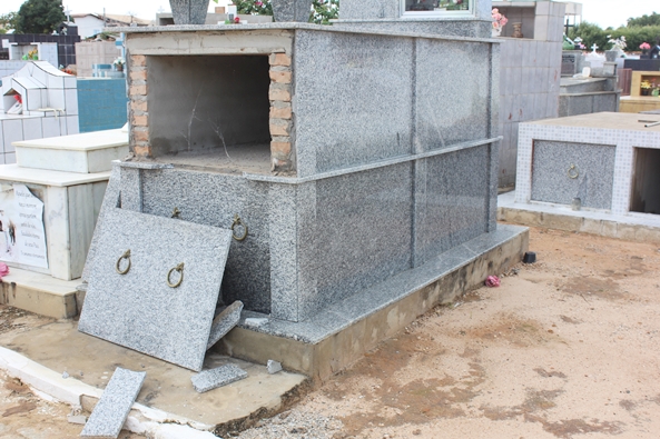 Carneiras são arrombadas no cemitério de Livramento 