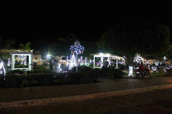 Luzes de natal encantam na praça Dom Hélio Pascoal 