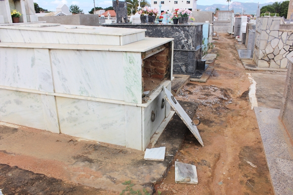 Carneiras são arrombadas no cemitério de Livramento 