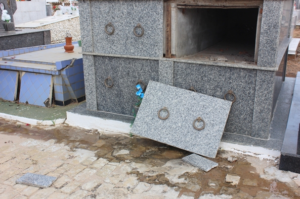 Carneiras são arrombadas no cemitério de Livramento 