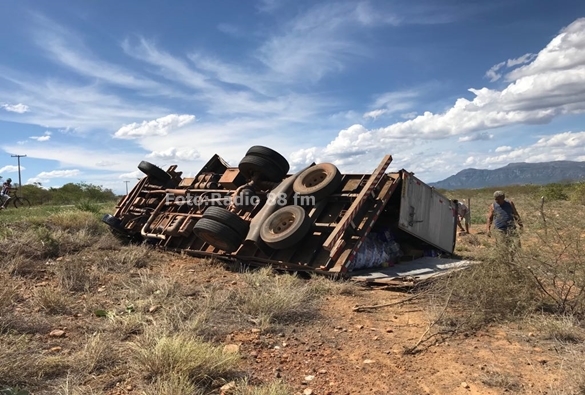 Caminhão tomba na BA-148 nas proximidades do Bairro Osório