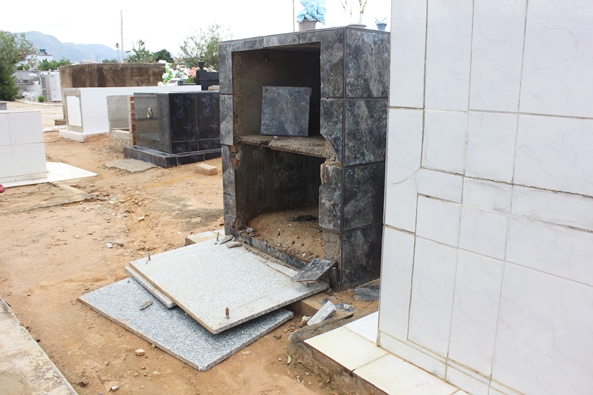Carneiras são arrombadas no cemitério de Livramento 