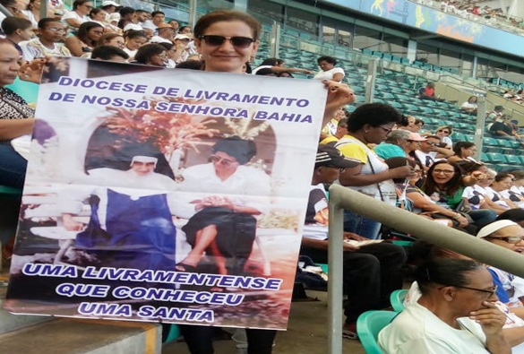 Quase 50 mil pessoas lotam Fonte Nova na celebração pela canonização de Irmã Dulce; livramentenses relatam emoção de estarem na celebração