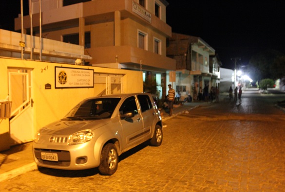 Livramento: Eleitores dormem na fila e enfrentam longa espera para recadastramento biométrico