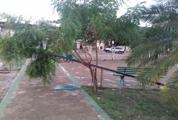 Forte vendaval acompanhado de leve chuva deixa rastro de destriuição em Livramento