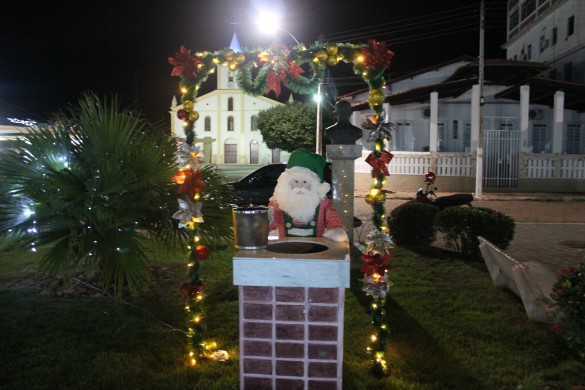 Luzes de natal encantam na praça Dom Hélio Pascoal 