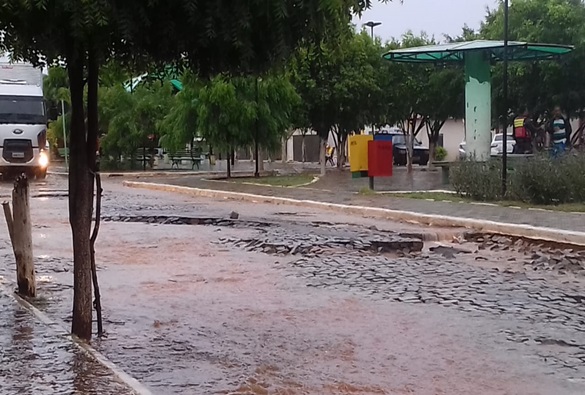 Choveu bem mais do que era previsto nesta madrugada em Livramento