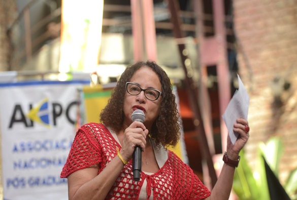 Ministra assegura reajuste de bolsas de pesquisa ainda no 1º semestre