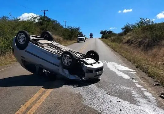 Colisão entre dois veículos deixa carro tombado na BA-623, em Maetinga; ninguém ficou ferido gravemente