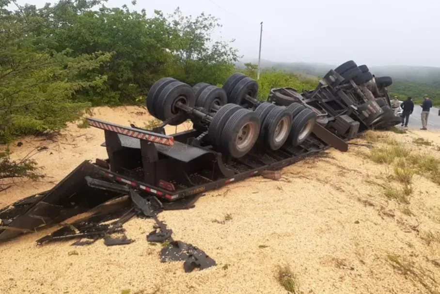 Carreta carregada de milho tomba entre Anagé e Vitória da Conquista