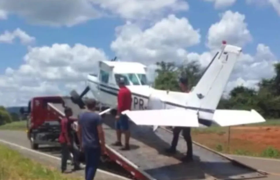 Avião faz pouso forçado em rodovia no oeste da Bahia