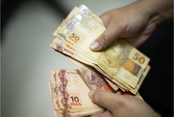  INSS começa a pagar 13º antecipado a quem recebe acima do mínimo