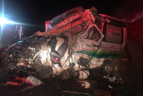 Colisão entre ambulância e carreta deixa feridos e uma pessoa morta na BR-026 