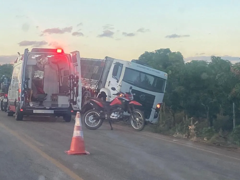 Acidente entre caminhão e moto deixa técnica de enfermagem ferida na BA-148 em Dom Basílio 