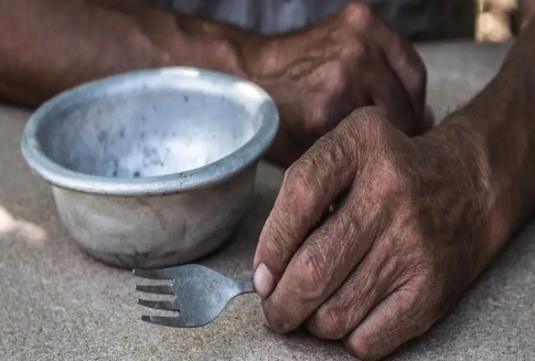 Fome alcança 22% das famílias de mulheres negras e 8% de homens brancos, diz estudo