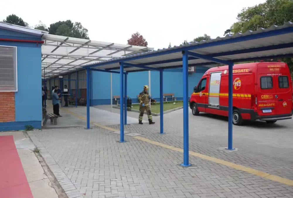 Professora é esfaqueada por alunos dentro de escola em Caxias do Sul