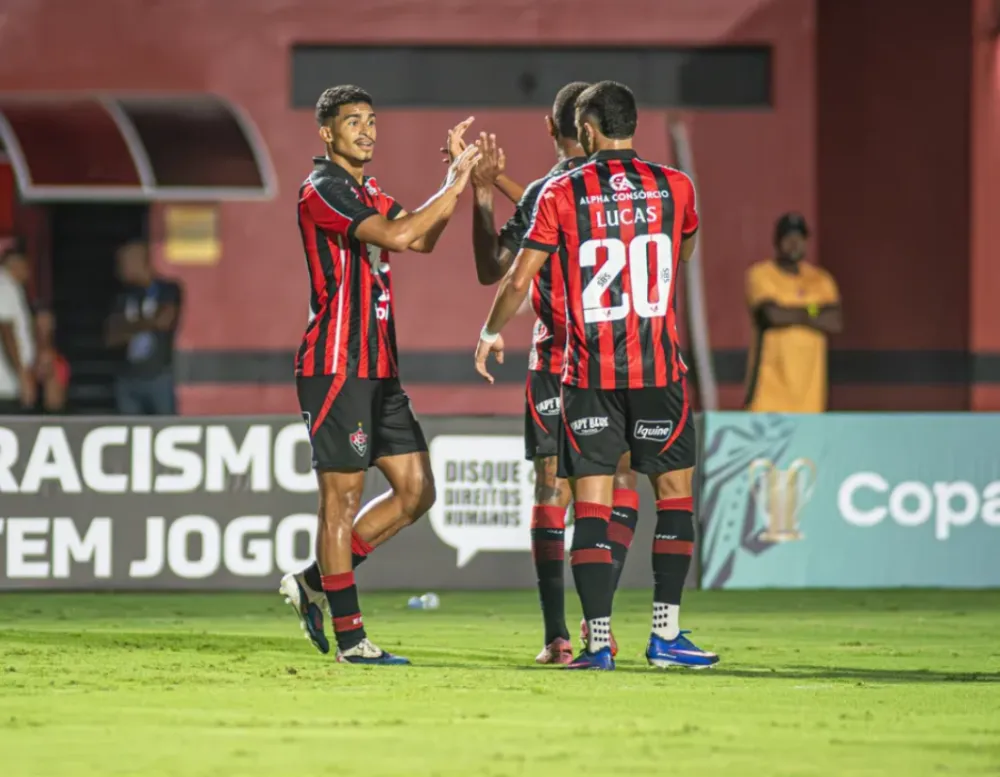 Vitória reage no segundo tempo, vence o Piauí e assume liderança do grupo