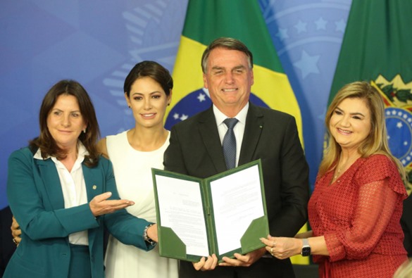 Bolsonaro sanciona projeto de lei que determina piso salarial para enfermeiros