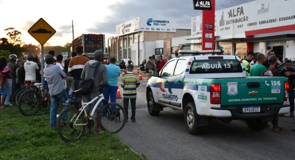 Menina morre após cair de moto e ser atropelada por caminhão em Vitória da Conquista