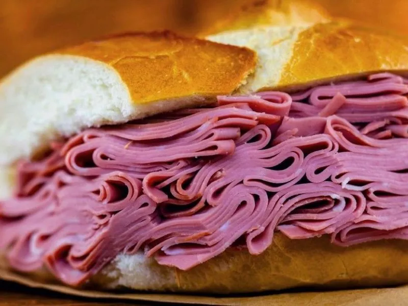 Bahia registra duas mortes por suspeita de botulismo associado ao consumo de mortadela