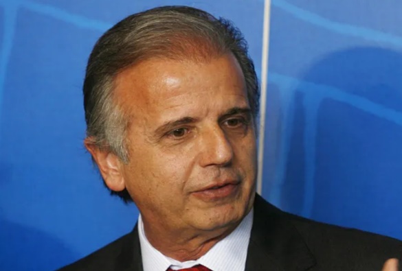 Ministro da Defesa diz à CNN que “de jeito nenhum” deixará o governo