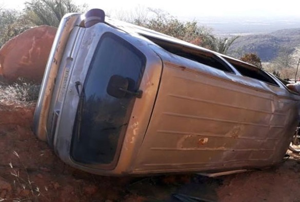 Paramirim: van escolar tomba em estrada vicinal; havia 18 estudantes no veículo