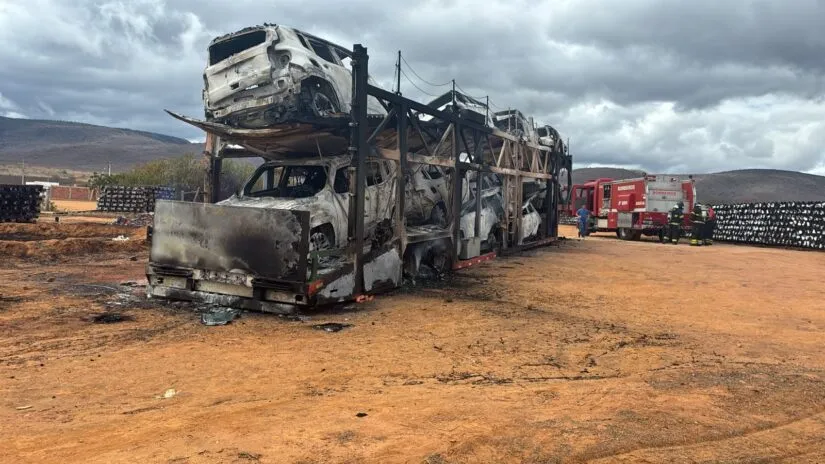 Incêndio destrói carreta-cegonha e 10 veículos na BA-026, em Maracás