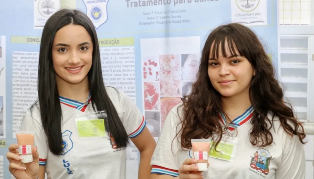 Estudantes desenvolvem creme à base de tomate-cereja para tratar acne