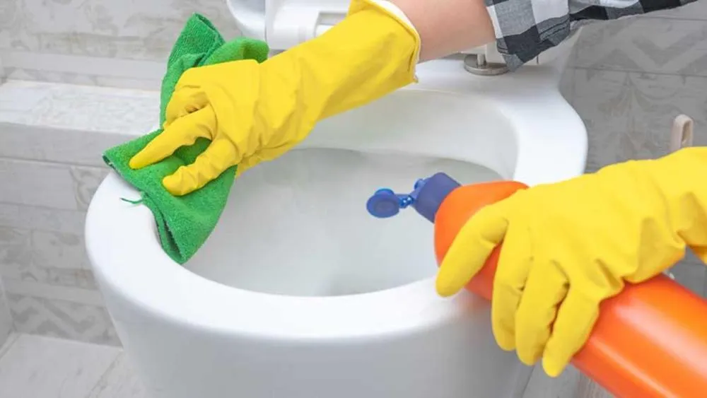 Jovem mistura produtos de limpeza para lavar banheiro, passa mal e é hospitalizada