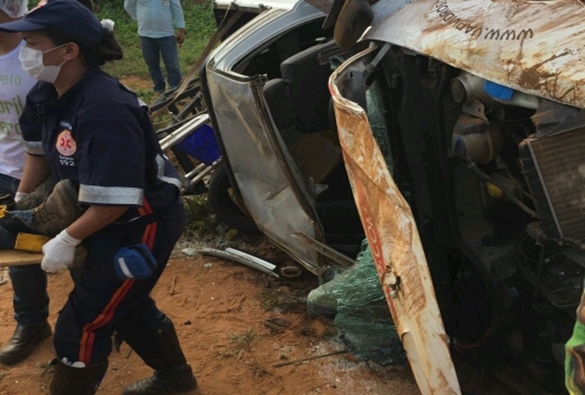 Veículo capota na BA-142, trecho entre Barra da Estiva e Cascavel