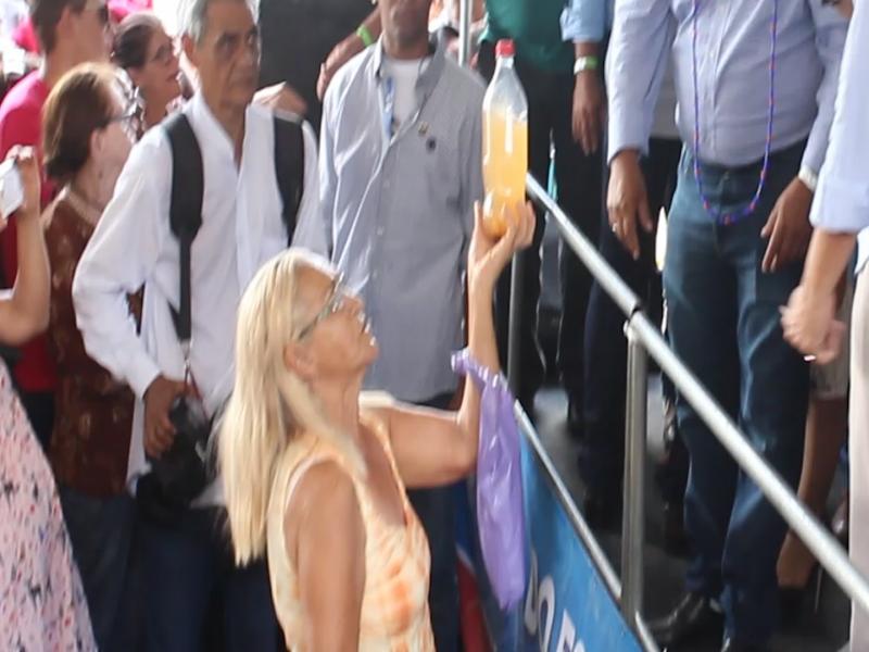  Livramento: Com água de coloração barrenta em uma garrafa Pet apenas uma mulher se manifestou durante visita do Governado