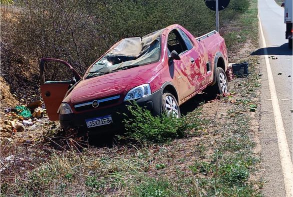 Carro capota em Livramento de Nossa Senhora