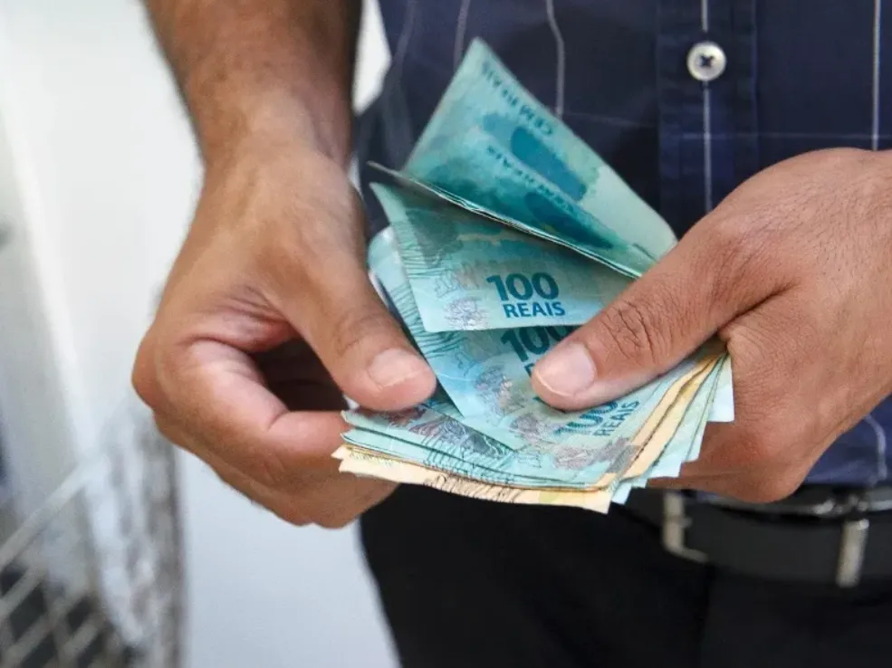 Governo projeta salário mínimo de R$ 1.631 para 2026