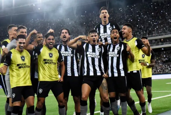 Com direito a olé, Botafogo atropela o Corinthians, segue 100% no Brasileirão e reassume a liderança