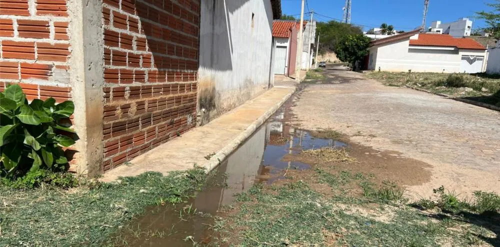 Em desperdício, ruas de Livramento são banhadas por água potável