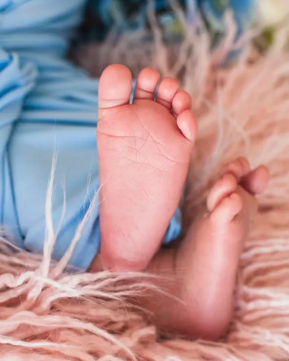 Homem agride bebê ao confundir criança com boneco reborn