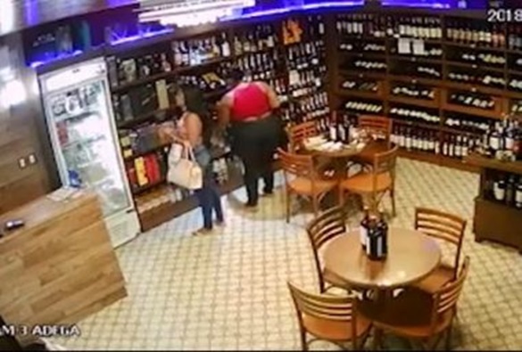 Pai entrega à polícia as filhas que foram flagradas roubando vodca em supermercado