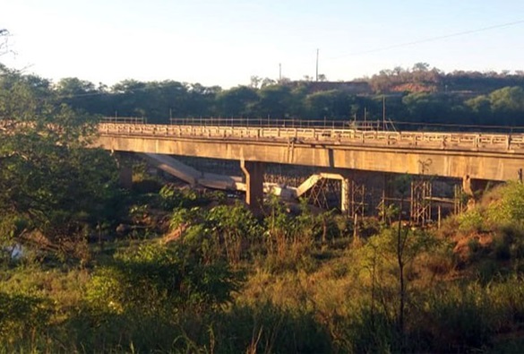 Parte de ponte em construção desmorona na BA-142