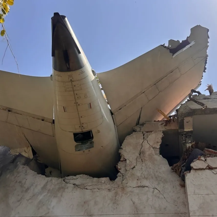 Avião com 242 pessoas cai na Índia e provoca tragédia devastadora