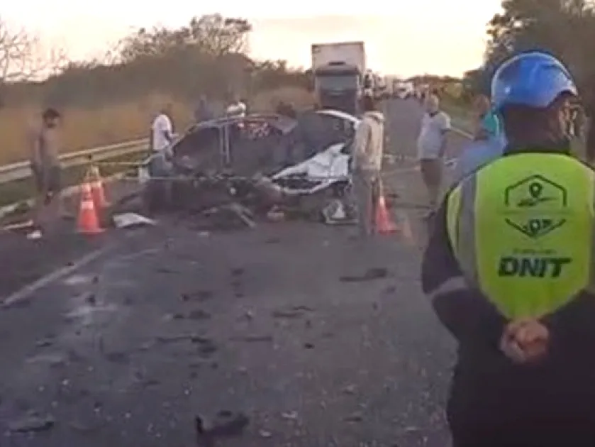 Colisão entre carro e ônibus na BR-116, em Vitória da Conquista, deixa uma pessoa morta